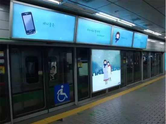 科思创聚碳酸酯板材应用于韩国地铁的灯箱广告。相似的6mm厚透明实心板制成的灯箱也应用于广州、深圳的地铁